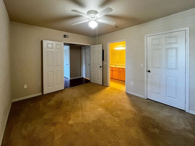 Building Photo - 1/1 unit available now for annual lease