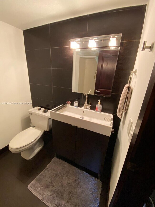 Building Photo - 9435 Fontainebleau Blvd