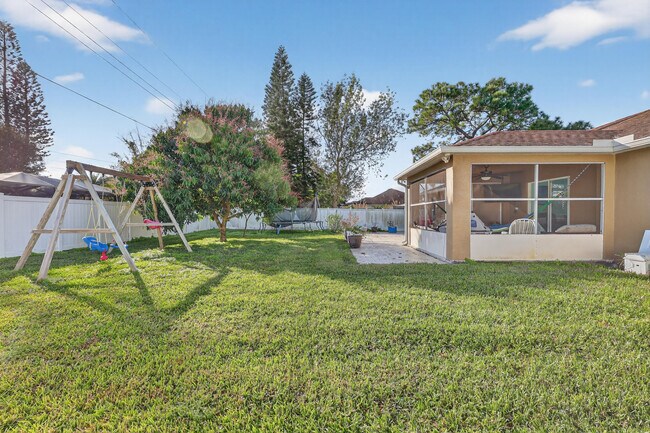 Building Photo - 1121 SW Ivanhoe St