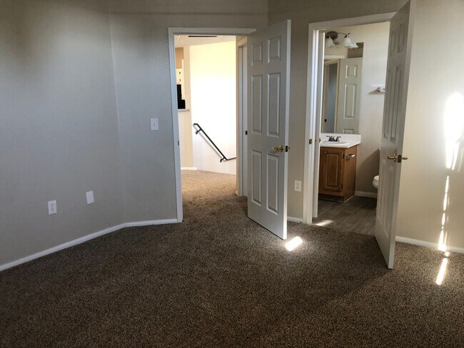 Building Photo - Great Condo, Convenient Location in a Gated Community