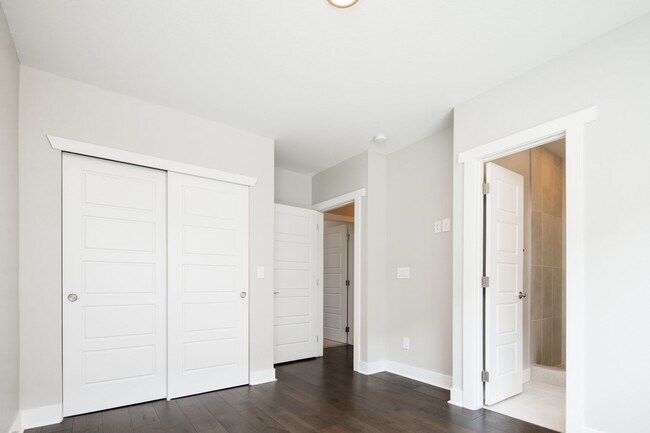 Building Photo - Modern 3 bed / 4 bath, 3 story townhome!