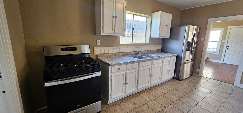 Building Photo - 522 W Florence Ave