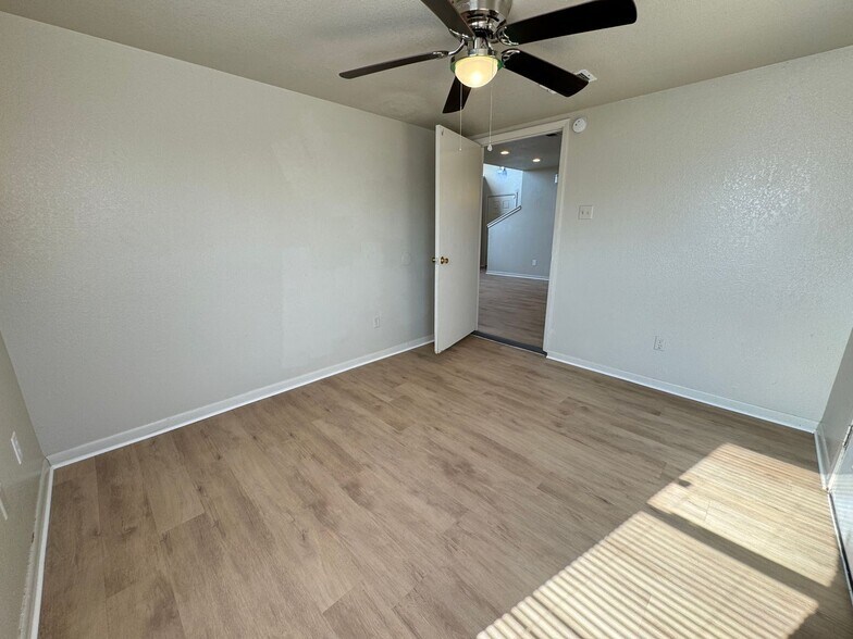 Building Photo - 1203 Monroe Loop