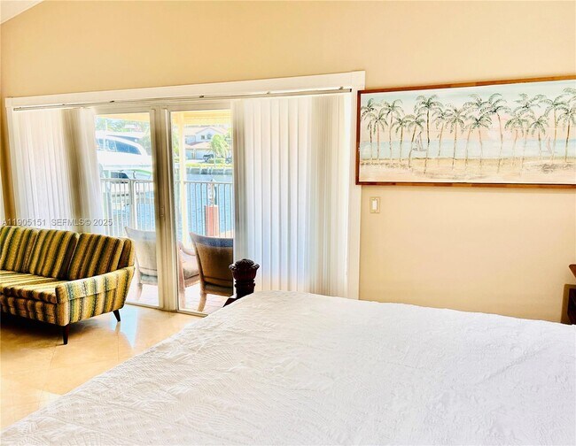 Building Photo - 484 Commodore Cir