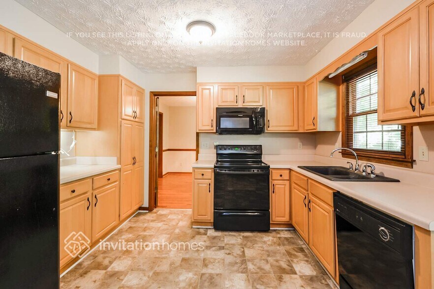 Building Photo - 5120 E Shore Dr SW