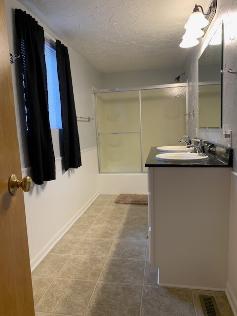 Main Bath - 807 Bayshore Dr