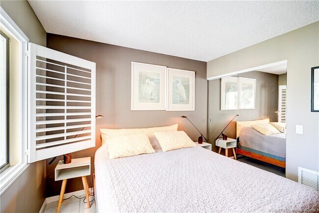 Building Photo - 5564 NE Gulfstream Way