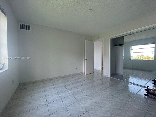 Building Photo - 2201 Brickell Ave