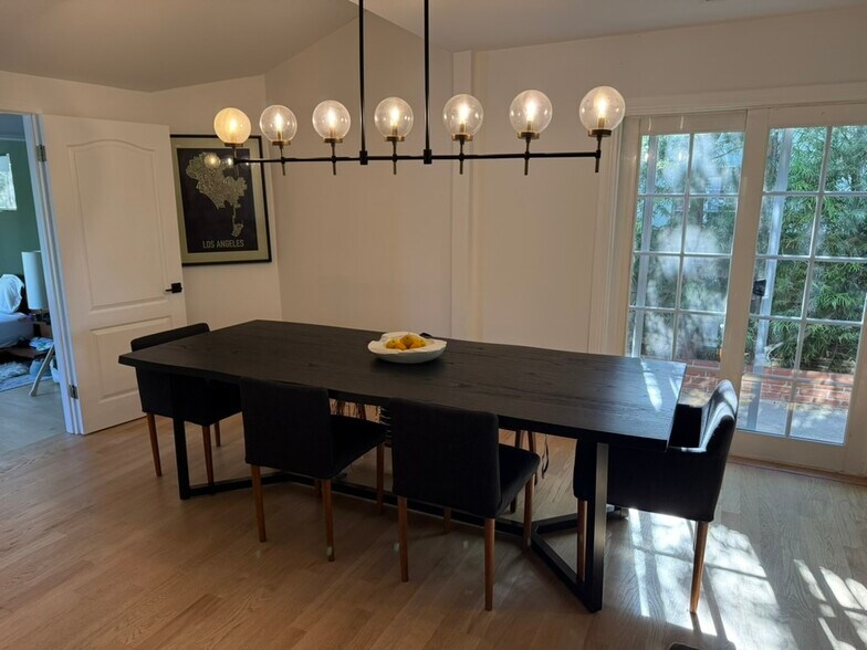 dining area - 5208 Woodman Ave