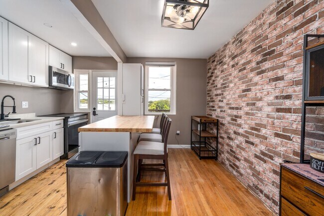 Building Photo - 1055 Parksley Ave