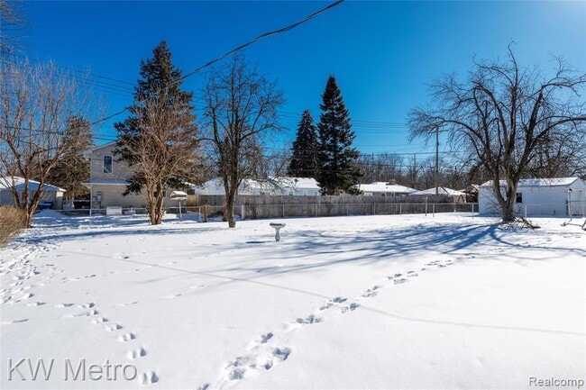 Building Photo - 32348 Linderman Ave