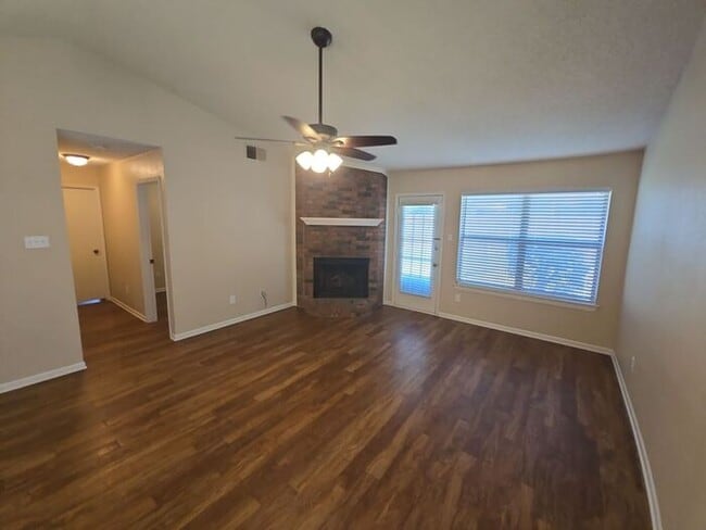 Building Photo - Bright & Spacious 3-Bedroom Home in Flower...