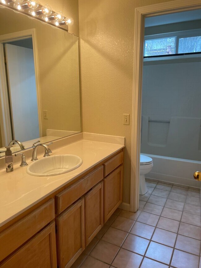 Building Photo - 4 bedroom 3 full bath Windsor Home!