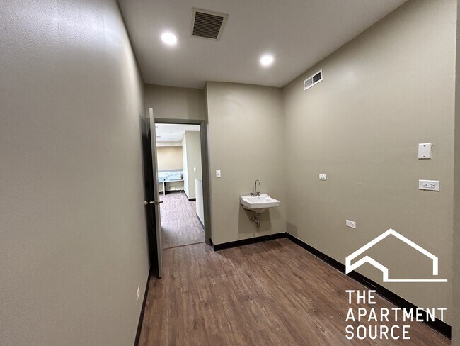 Building Photo - 4956 W Irving Park Rd