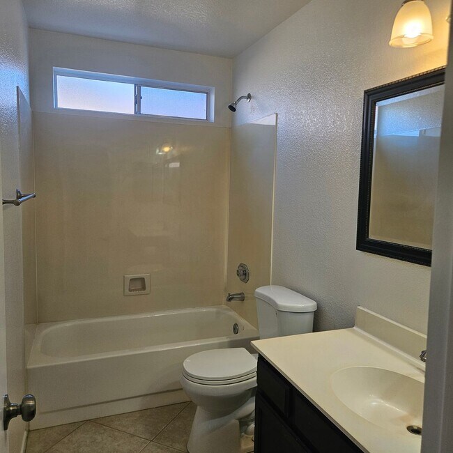 Building Photo - Living in Paradise within Peoria