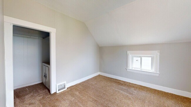 Building Photo - Clark / Fulton Area - 3 Bedrooms - 1 Bath - Single Family Home