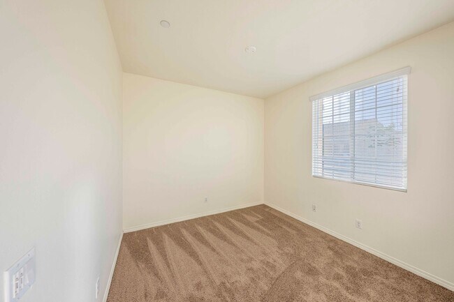 Building Photo - Large Single Family, 5 Bed 3 Bath, Corona-Norco Unified School District.