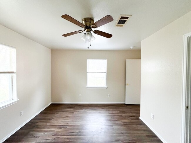 Building Photo - 211 W Bobwhite Ln