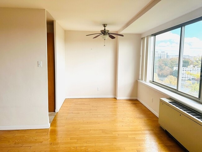 Building Photo - 1210 N Taft St