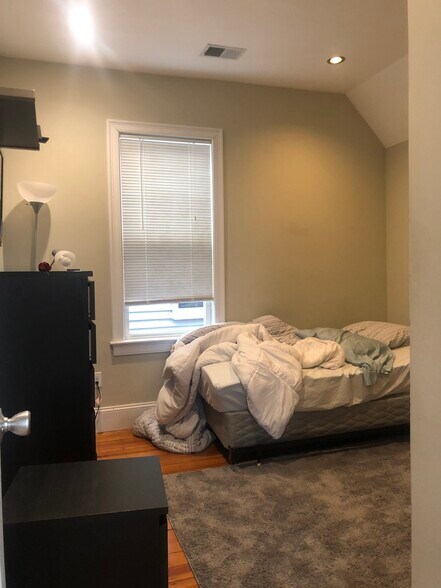 Building Photo - 148 Hillside St