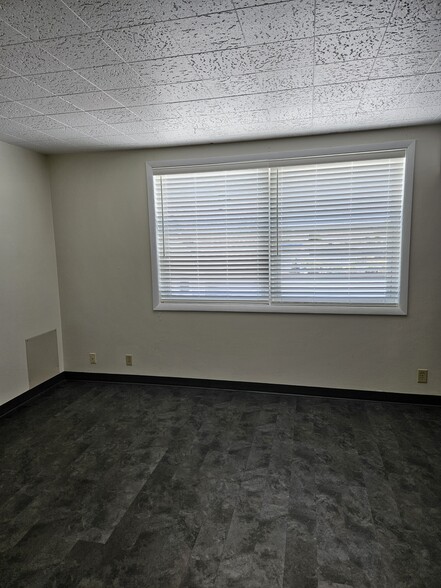 Large new windows with new blinds - 1106 W Wisconsin Ave