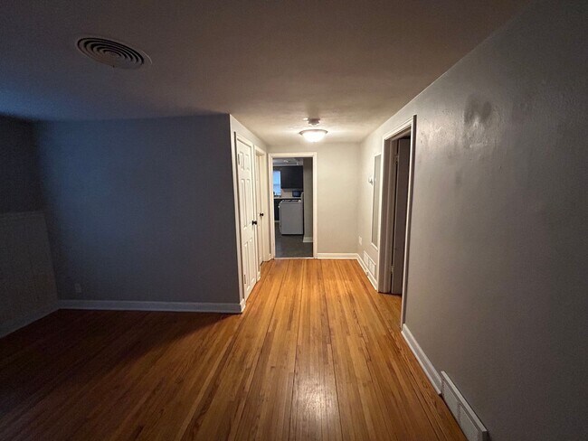 Building Photo - Updated Garden-Level 1BR with Patio & Parking