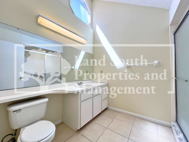 Building Photo - 707 Carpenters Way