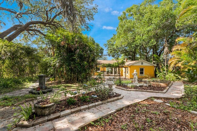 Building Photo - Updated 2/2/1 with huge yard next in the Delaney Park/Lake Weldona