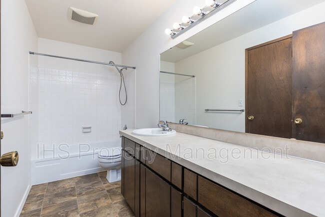 Building Photo - 905 W 33rd Ave