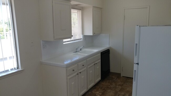 Building Photo - 2813-2819 N. West Ave 4-Plex - 611