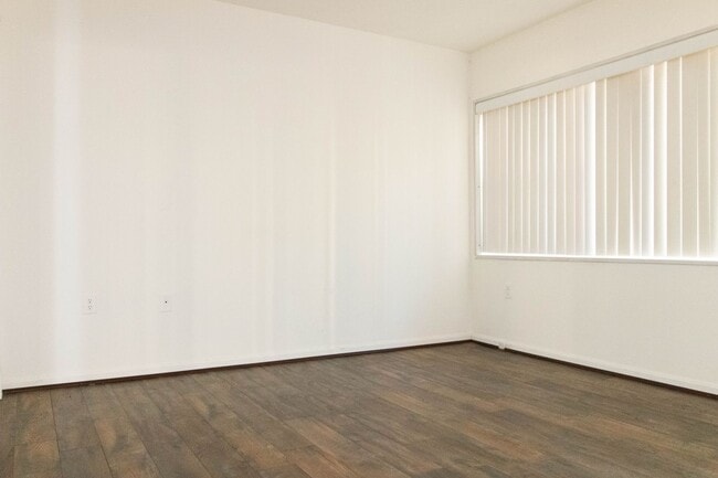 Building Photo - Beautiful top-level 1 bedroom, 1 bathroom condo in Alexandria City