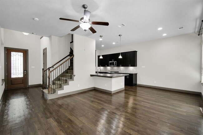 Building Photo - 111 Aventura Pl