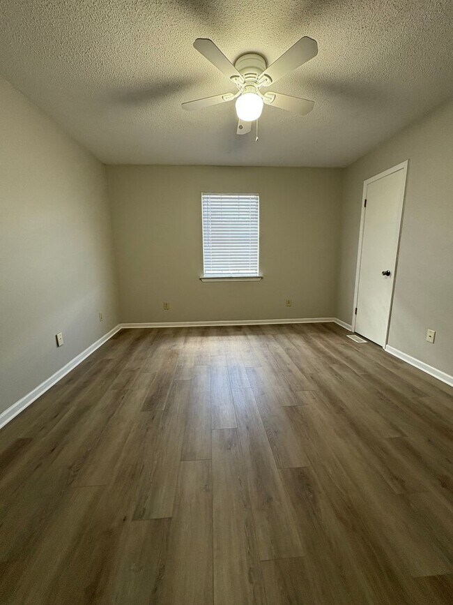 Building Photo - Daleville!