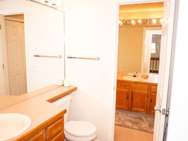 Building Photo - Three Bedroom Townhome with Pool