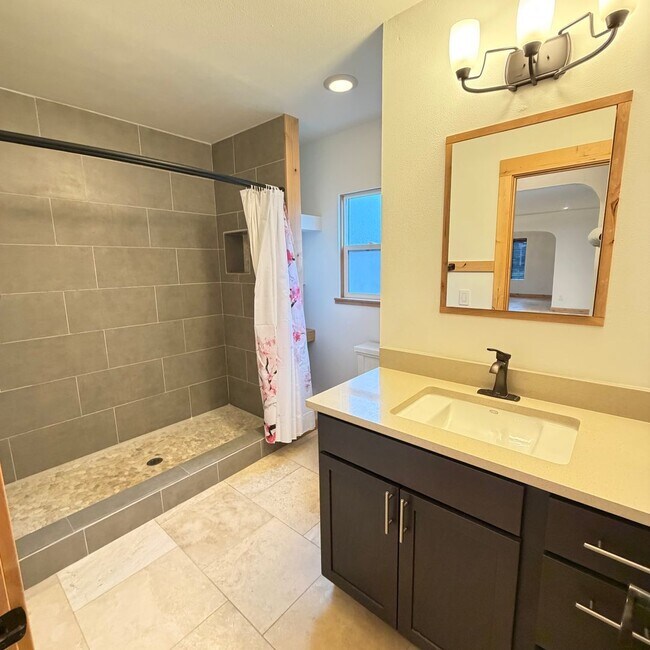 Building Photo - 3025 E 15th Ave