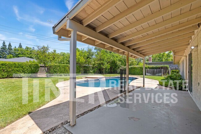 Building Photo - 5541 Ivanhoe Way