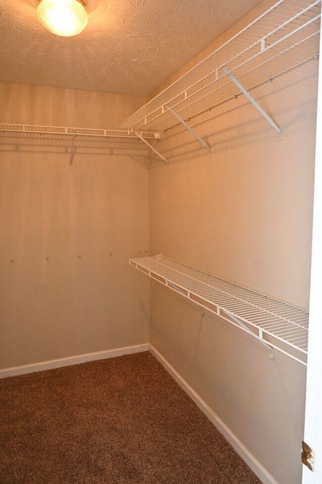 Building Photo - NE-Columbus-3 Bedrooms & 2 full Baths-Move...