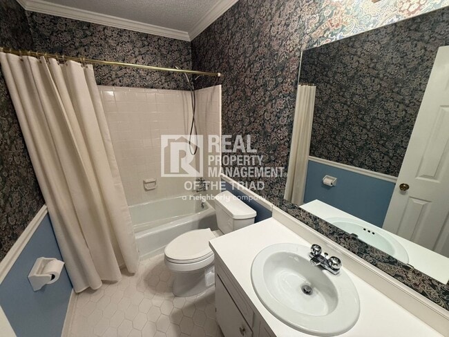 Building Photo - 3 Bedroom/ 2.5 bath Townhouse in Greensboro