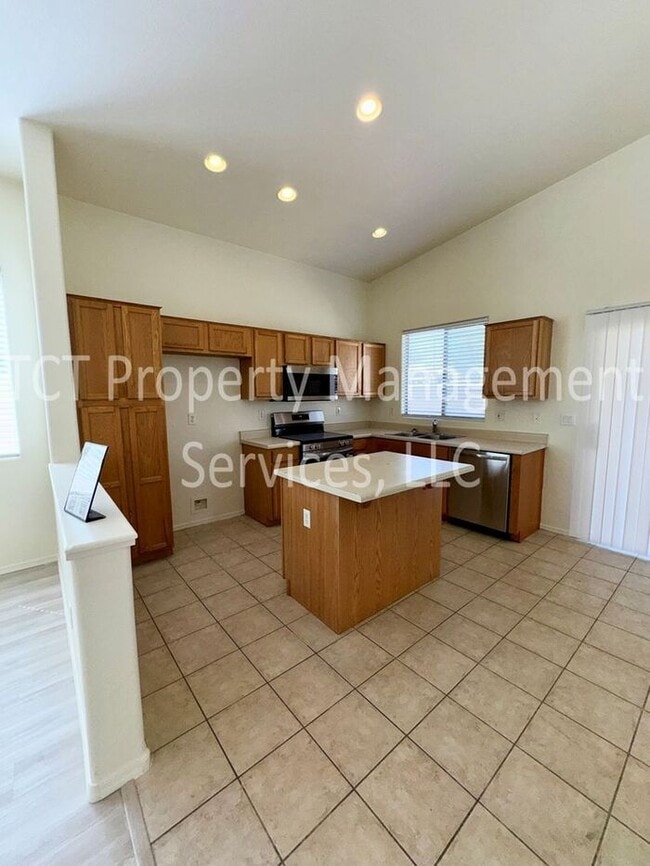 Building Photo - $500 off 1st full month's rent! Cute 3 Bedroom In Power Ranch!