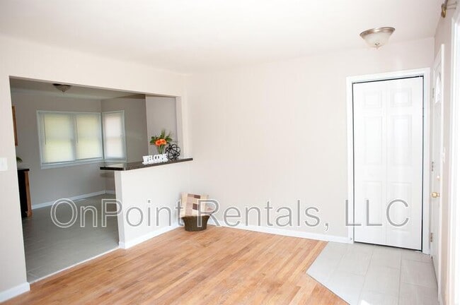 Building Photo - 331 Radcliff St