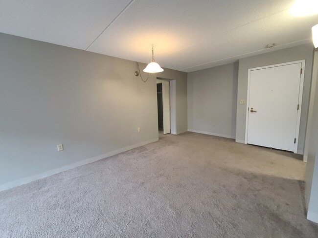 Building Photo - 1 S Point Dr