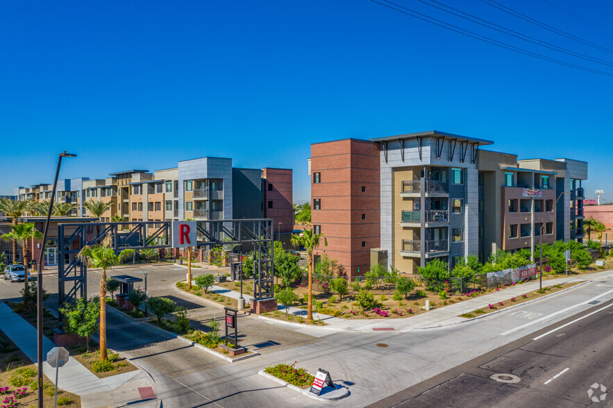 Building Photo - The Retreat at Rio Salado