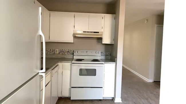 Building Photo - 2 bedroom 1 bath duplex