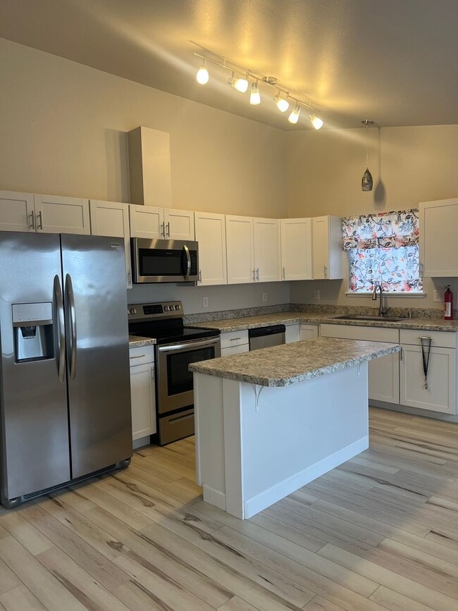 Building Photo - Remodeled Townhouse with Garage