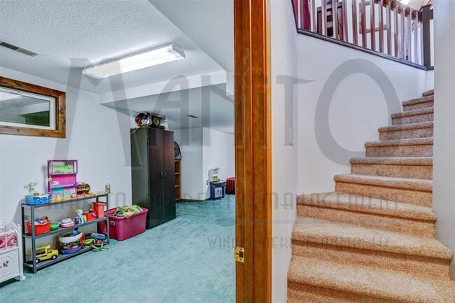 Building Photo - Spacious South Hill Rancher