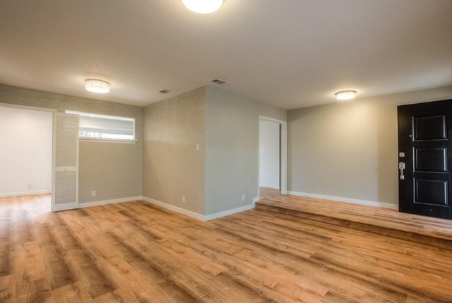 Building Photo - 7403 Glenhill Rd