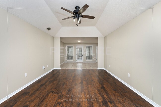 Building Photo - Gorgeous 3 Bed 2 Bath Brick Cottage on Corner Lot