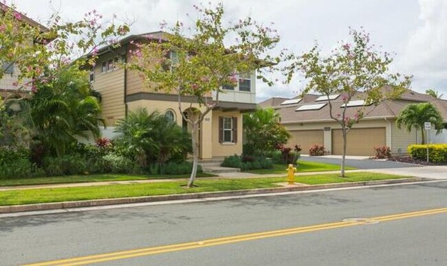Building Photo - Pet-Friendly Spacious Solar-Powered Home i...