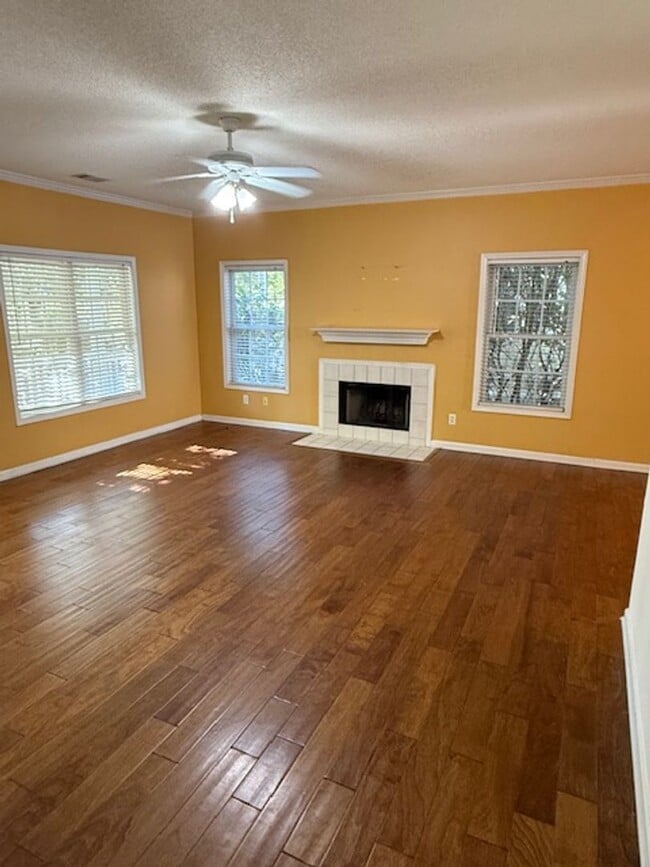 Building Photo - Freshly painted single story in popular Westbury Park.