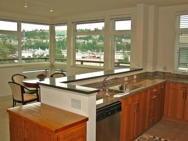 Building Photo - Stylish NW Contemporary 2 Bed, 2 Bath Cond...
